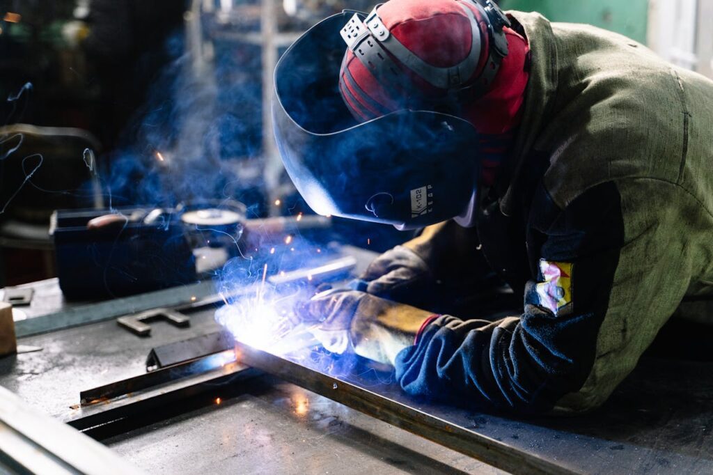 Cedar Steel — Pexels Watorious 2381463